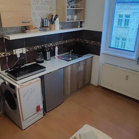 Petite Urban Oasis Pressburg